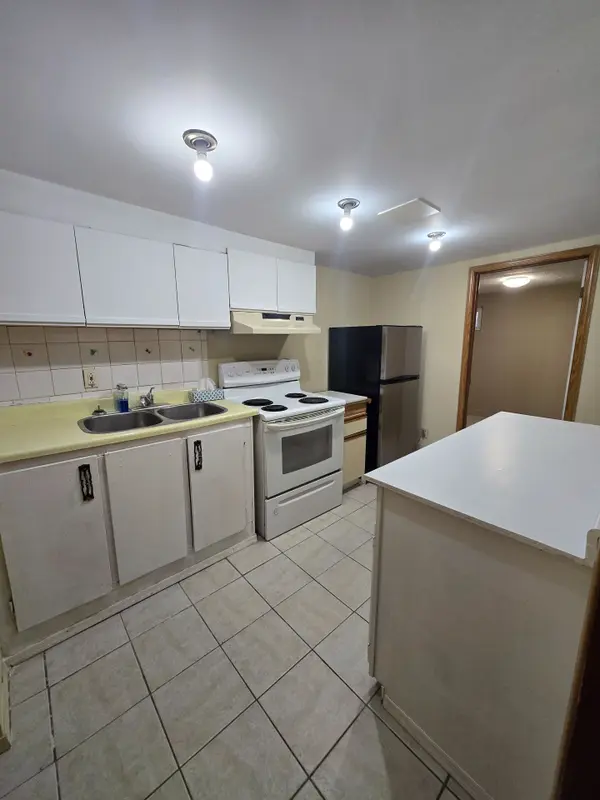 14 Richardson DR #B, Aurora, ON L4G 1Z1