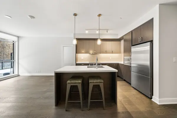 1575 Lakeshore RD W #111, Mississauga, ON L5J 1J4