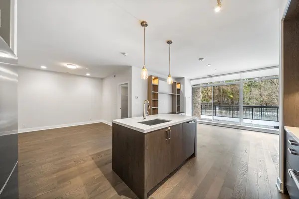 1575 Lakeshore RD W #111, Mississauga, ON L5J 1J4