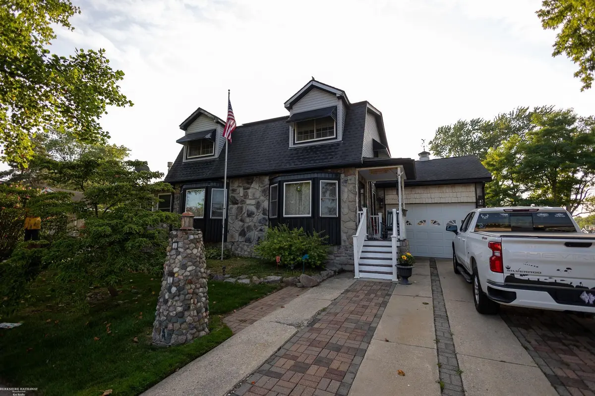 30120 Adams DR, Gibraltar, MI 48173