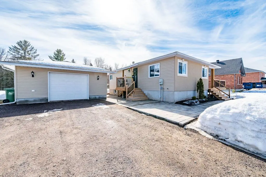 11 Irene ST, Laurentian Valley, ON K8A 7M2