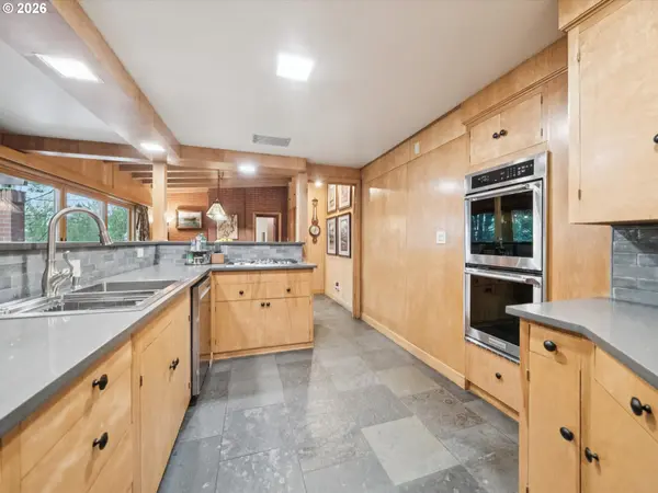 8401 SW CANYON LN, Portland, OR 97225