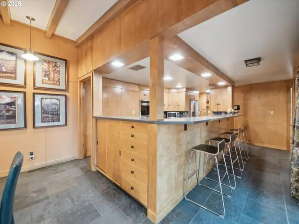 8401 SW CANYON LN, Portland, OR 97225