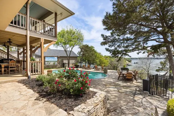 3901 Crescent Drive, Granbury, TX 76049