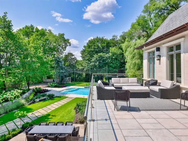 382 Old Yonge ST, Toronto C12, ON M2P 1R4