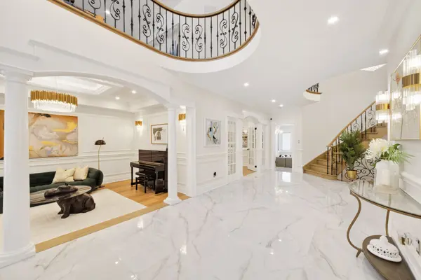 1109 Secretariate RD, Newmarket, ON L3X 1M4