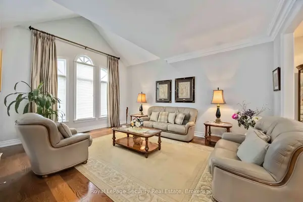 27 Gaydon AVE, Toronto W05, ON M9M 1G6