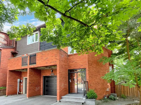 1222 Cornerbrook PL, Mississauga, ON L5C 3J4