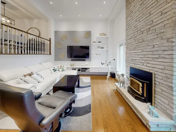 1222 Cornerbrook PL, Mississauga, ON L5C 3J4