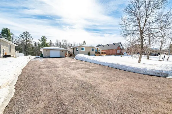 11 Irene ST, Laurentian Valley, ON K8A 7M2