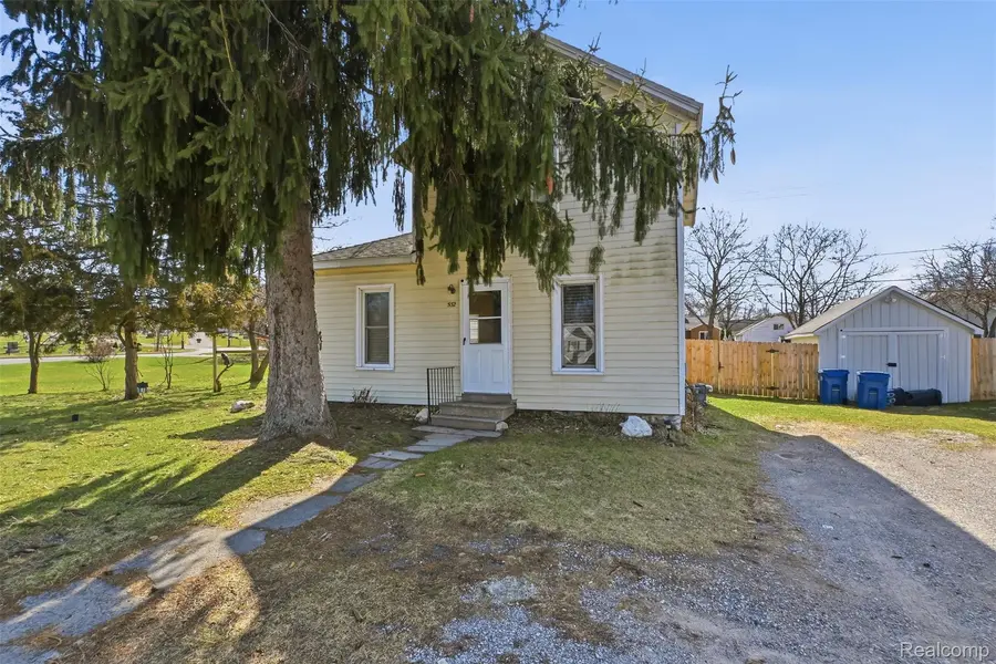 532 E Broad ST, Linden, MI 48451