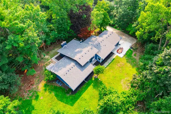 5815 Bloomfield Glens RD, West Bloomfield Charter Township, MI 48322