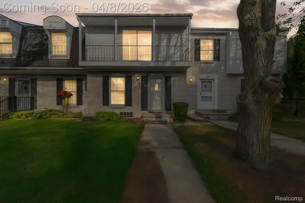 121 Stratford LN, Rochester Hills, MI 48309