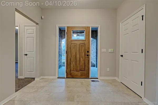 690 Willow Lake CT, Oxford Charter Township, MI 48371