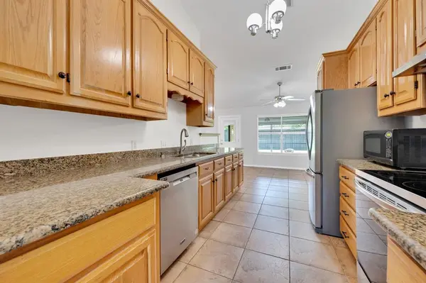 1022 Byron Lane, Arlington, TX 76012