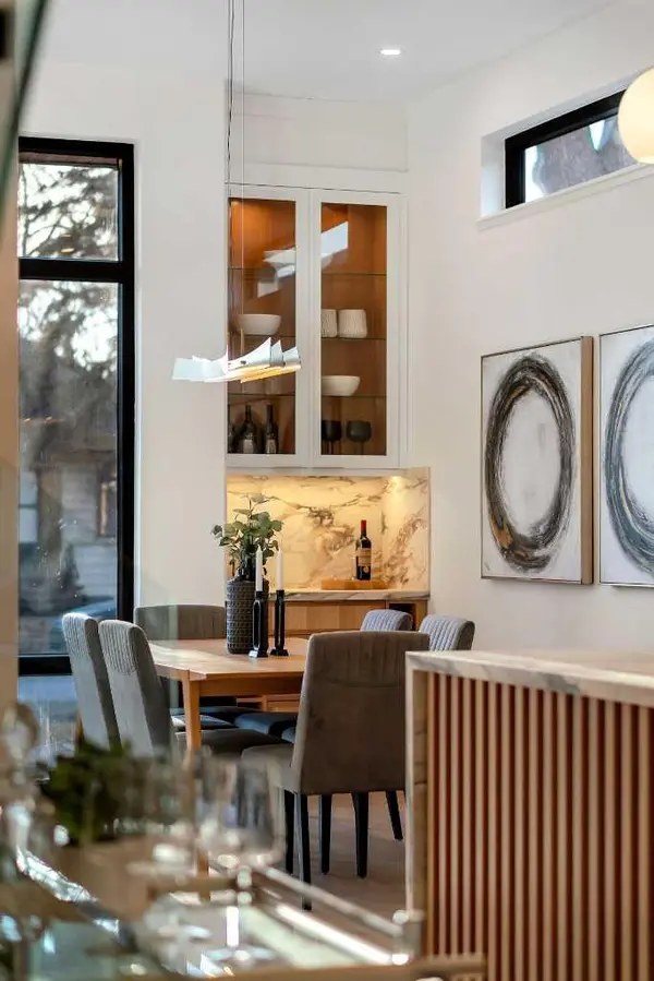 2008 8 AVE SE, Calgary, AB T2G 0N7