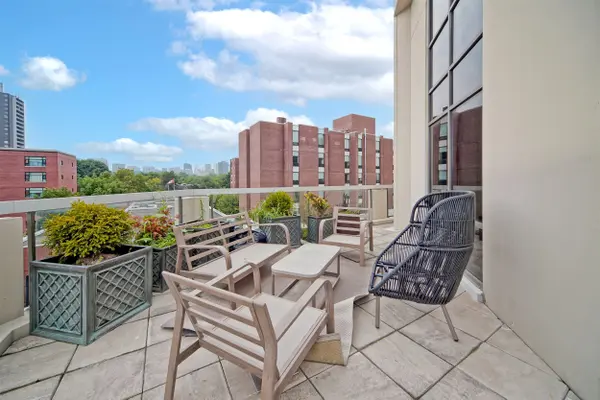 3 McAlpine ST #501, Toronto C02, ON M5R 3T5