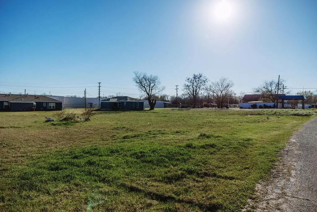 808 E Third St, Bonham, TX 75418