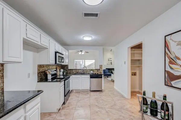 1417 Autumn Chase Square, Bedford, TX 76022