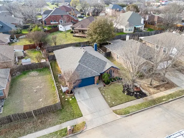 609 Oak Hollow Trail, Saginaw, TX 76179