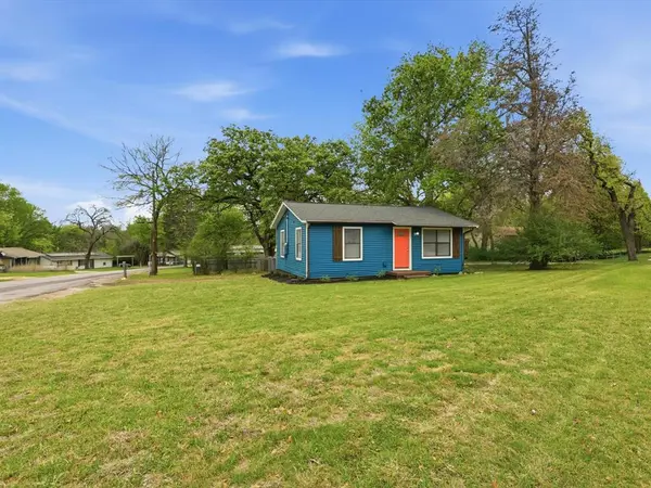 632 N Stewart Street, Azle, TX 76020