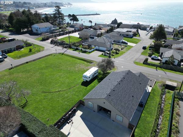 418 MEMORY LN, Brookings, OR 97415