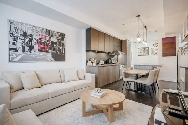 223 St Clair AVE W #209, Toronto C02, ON M4V 1R3