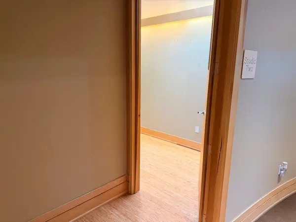 3-25 Scarsdale RD #Studio #2, Toronto C13, ON M3B 2R2