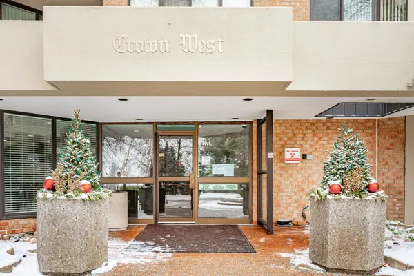 20 Cherrytree DR #806, Brampton, ON L6Y 3V1