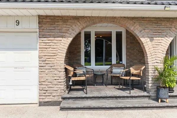 9 Trotters LN, Brampton, ON L6Y 1B5