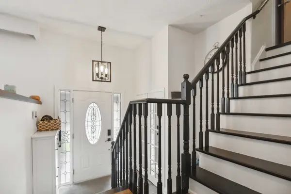 9 Trotters LN, Brampton, ON L6Y 1B5