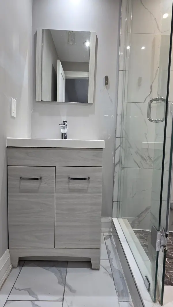 181 North Service RD E #L-1, Oakville, ON L6H 1A4