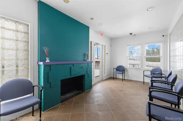 509 Elizabeth Lake Road, Waterford Charter Township, MI 48328