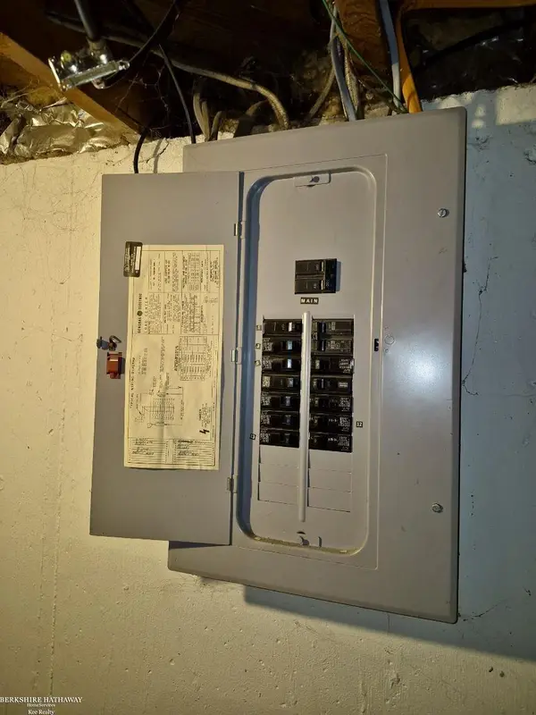 29561 Rosemont ST, Roseville, MI 48066