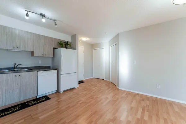 1717 60 ST SE #102, Calgary, AB T2A 7Y7