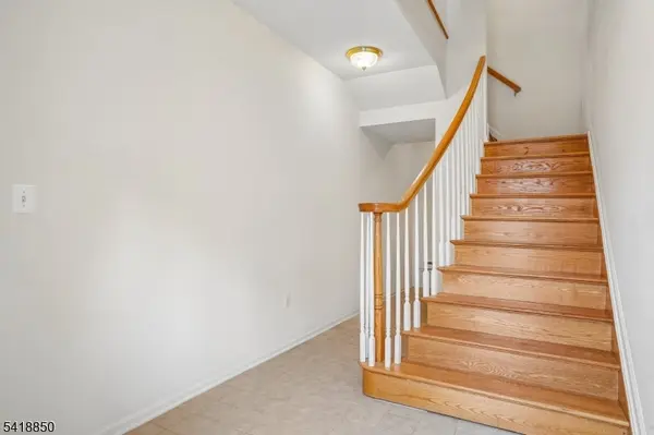 204 Edmonton Ct, Livingston Twp., NJ 07039