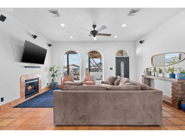 832 E MAIN ST, Hermiston, OR 97838