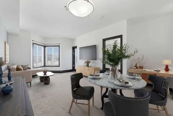 30 Royal Oak PLZ NW #242, Calgary, AB T3G 0C1