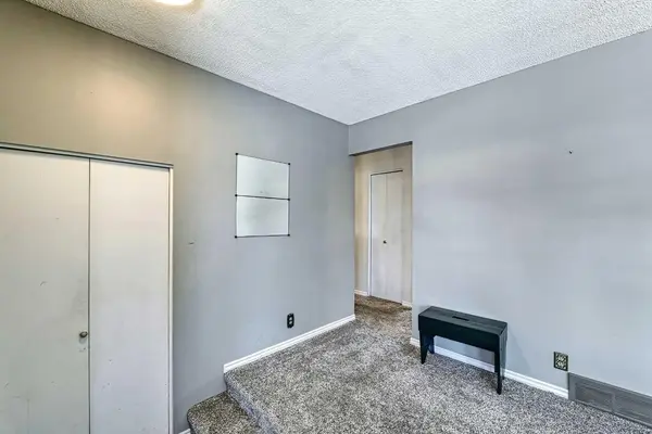 3523 48 ST NE, Calgary, AB T1Y 5S5