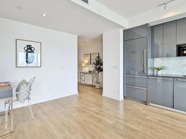 117 Mcmahon DR #2011, Toronto C15, ON M2K 0E4