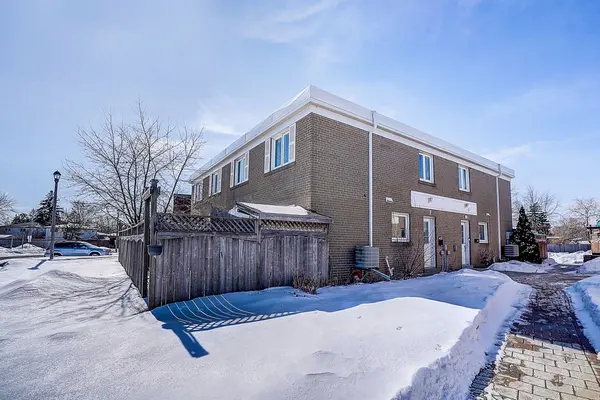 7 Town House CRES,  Brampton,  ON L6W 3C3