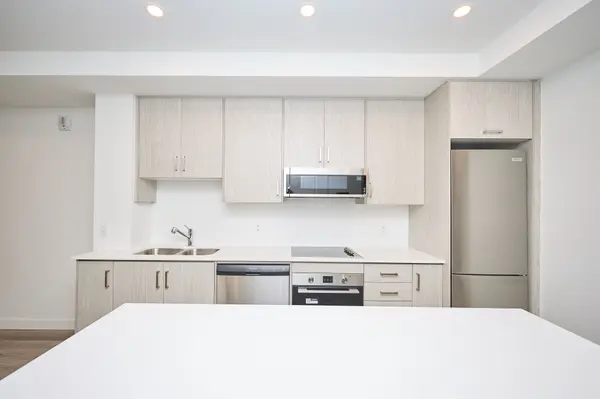 461 Green RD #210, Hamilton, ON L8E 5B4