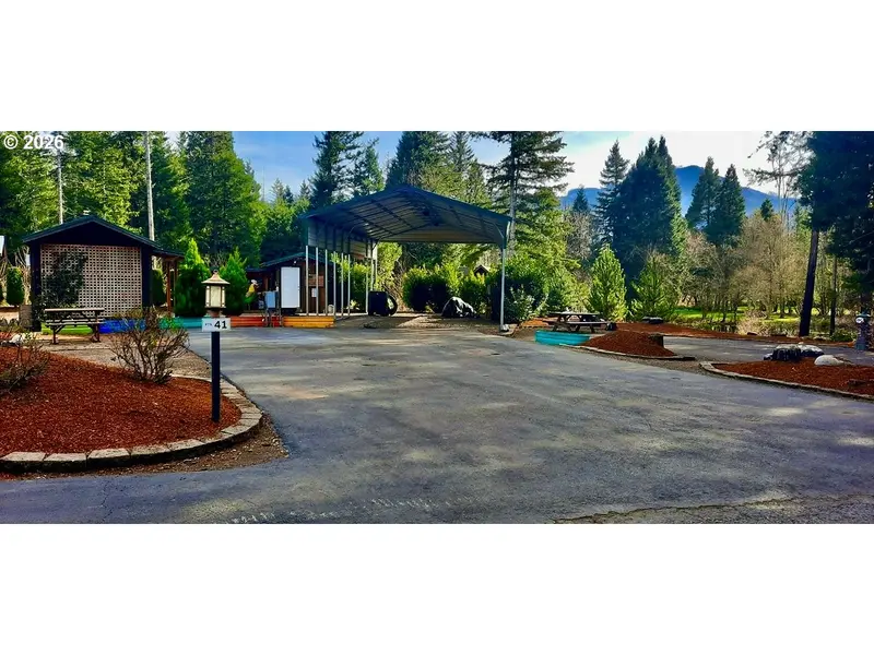 54432 MCKENZIE HWY #41, Blue River, OR 97413