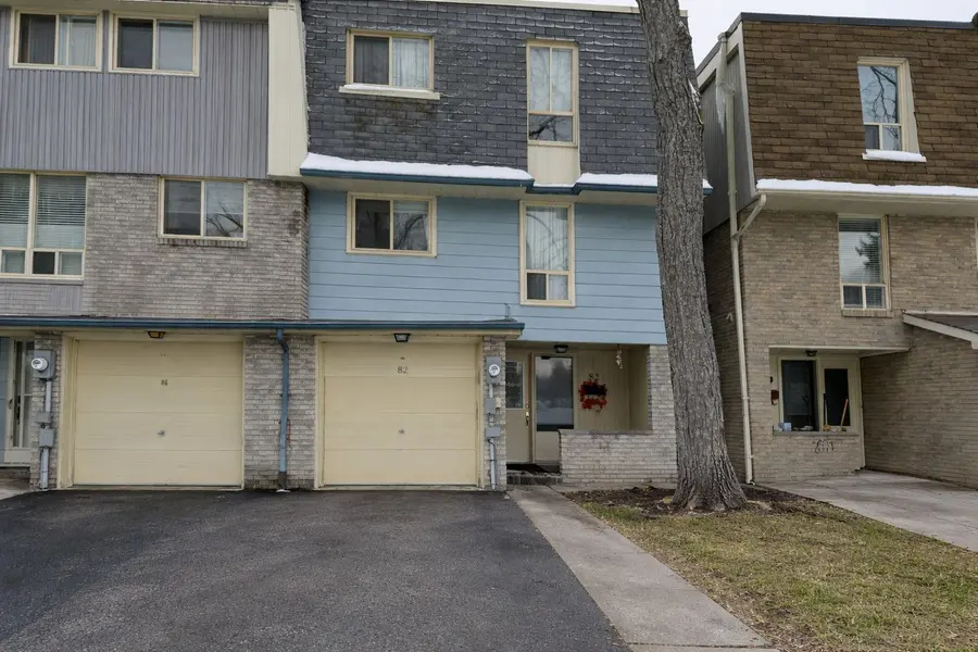 82 Henderson DR #94(Upper Level), Aurora, ON L4G 3M3