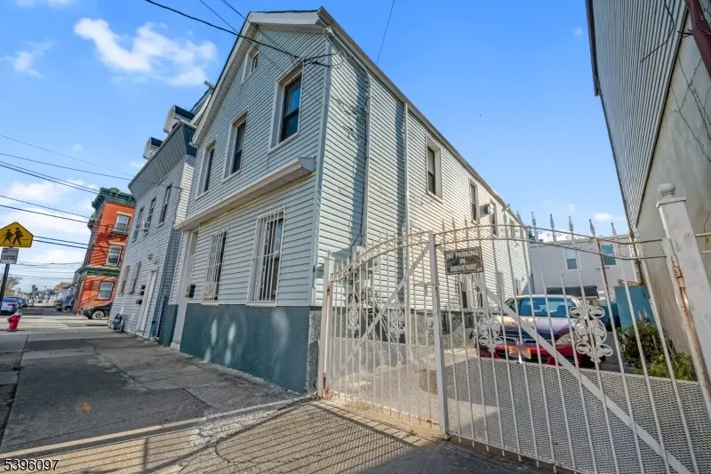 113 2nd St, Elizabeth City, NJ 07206