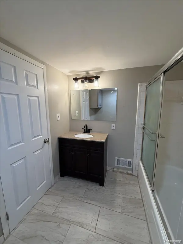 33023 Fargo ST, Livonia, MI 48152