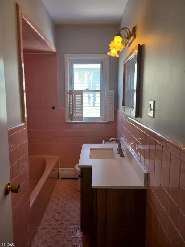 77 Shepherds Ln, Totowa Boro, NJ 07512