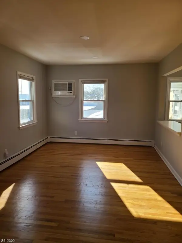 77 Shepherds Ln, Totowa Boro, NJ 07512