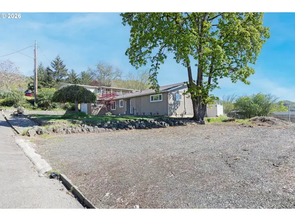 757 NE CLOVER AVE, Roseburg, OR 97470