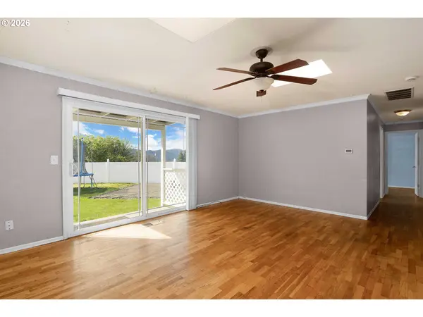 757 NE CLOVER AVE, Roseburg, OR 97470